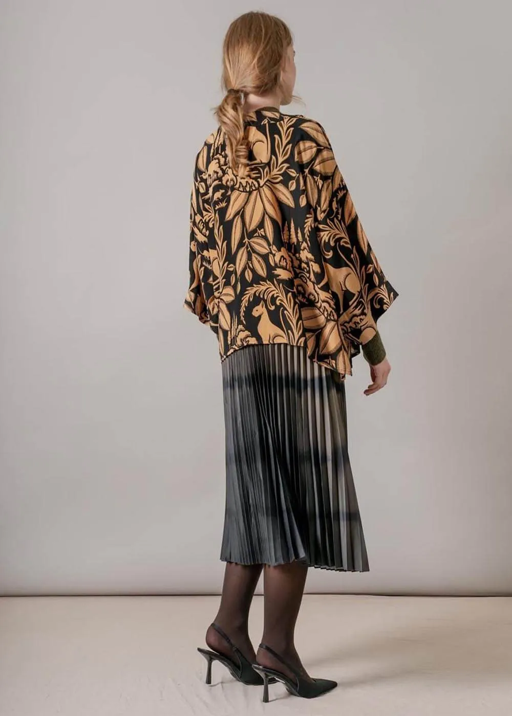One Hundred Stars Sphinx Crepe Short Kimono Black