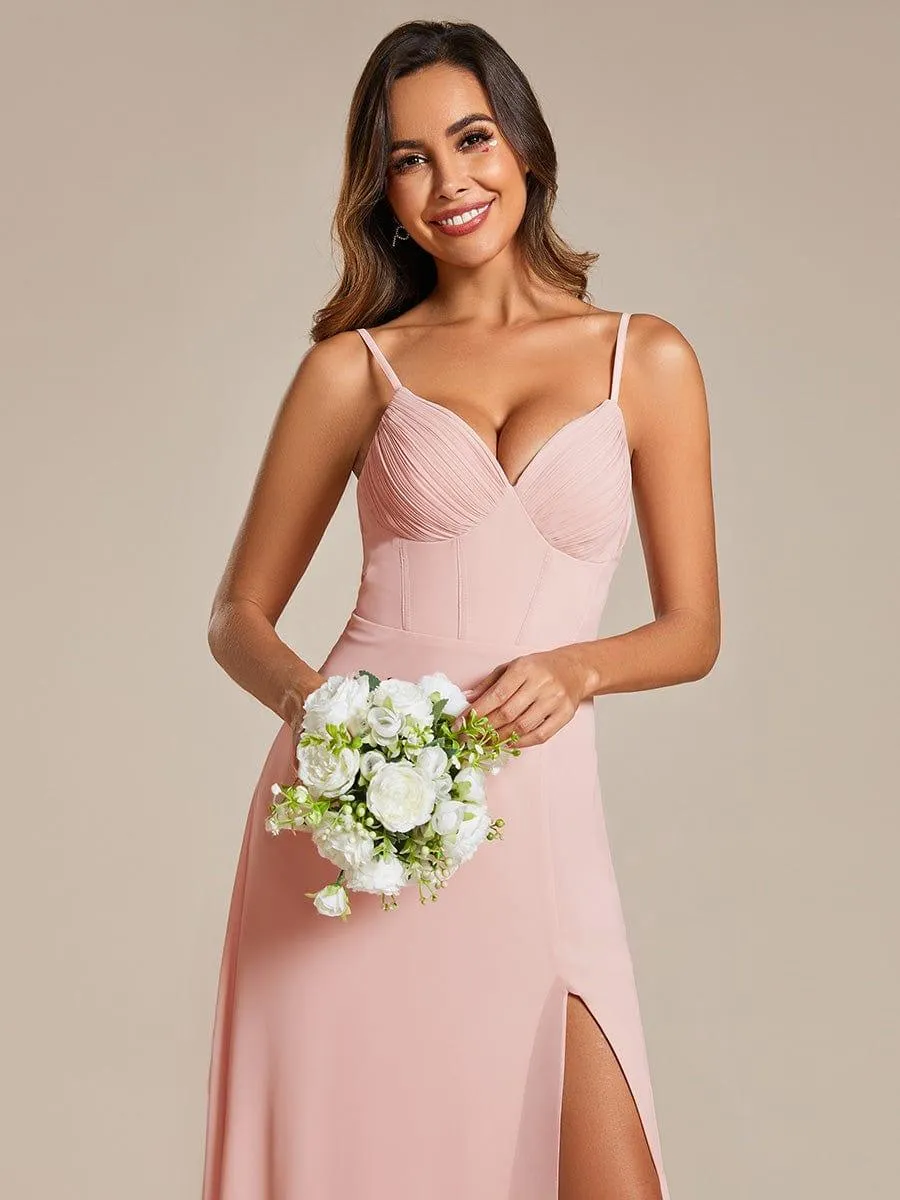 Robe de demoiselle d'honneur en mousseline à col en V et bretelles fines avec fente haute