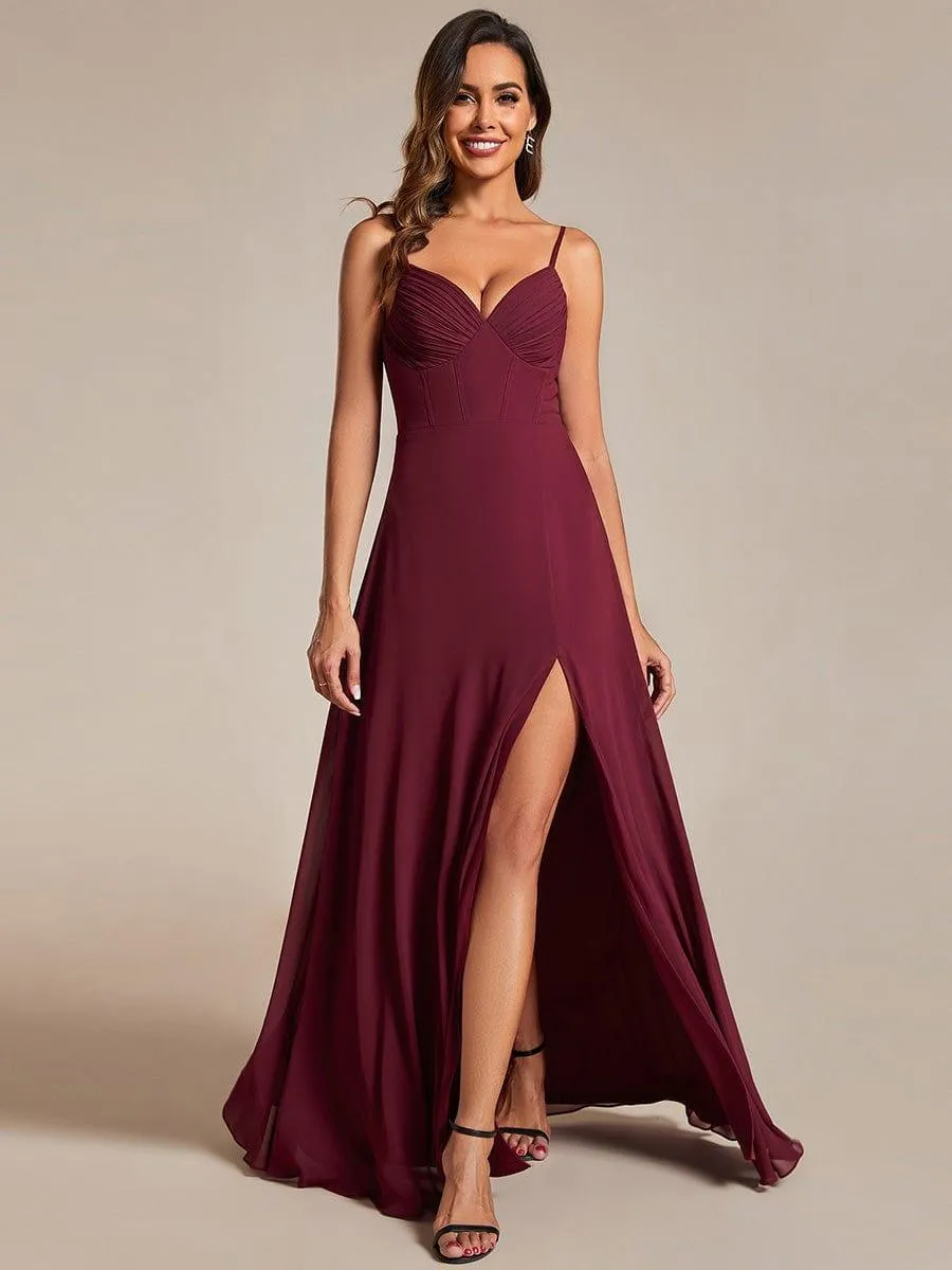 Robe de demoiselle d'honneur en mousseline à col en V et bretelles fines avec fente haute
