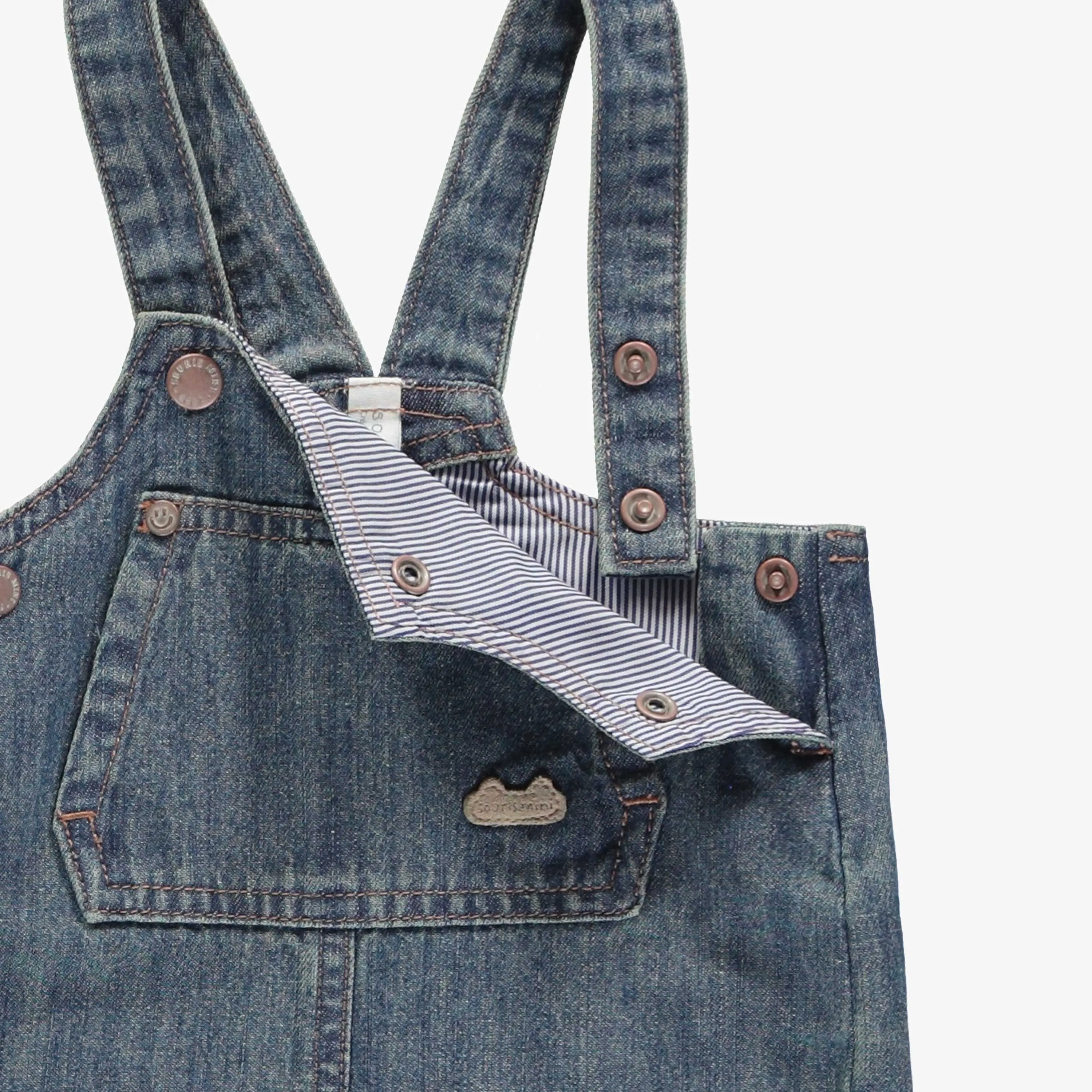 Salopette évolutive coupe large en denim léger bleu moyen, naissance || Evolutive wide-cut overalls in lightweight blue denim, newborn