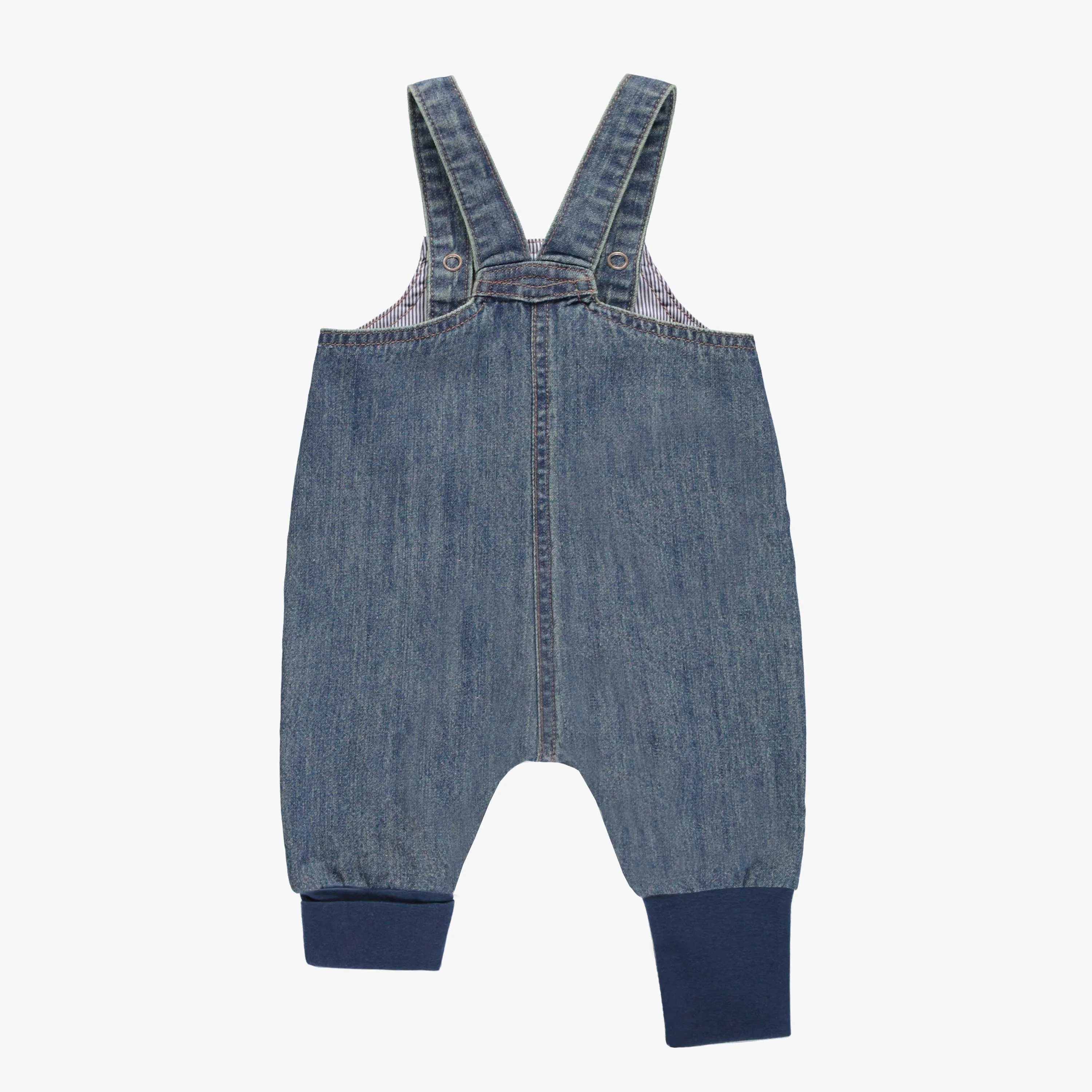 Salopette évolutive coupe large en denim léger bleu moyen, naissance || Evolutive wide-cut overalls in lightweight blue denim, newborn