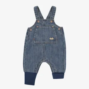 Salopette évolutive coupe large en denim léger bleu moyen, naissance || Evolutive wide-cut overalls in lightweight blue denim, newborn