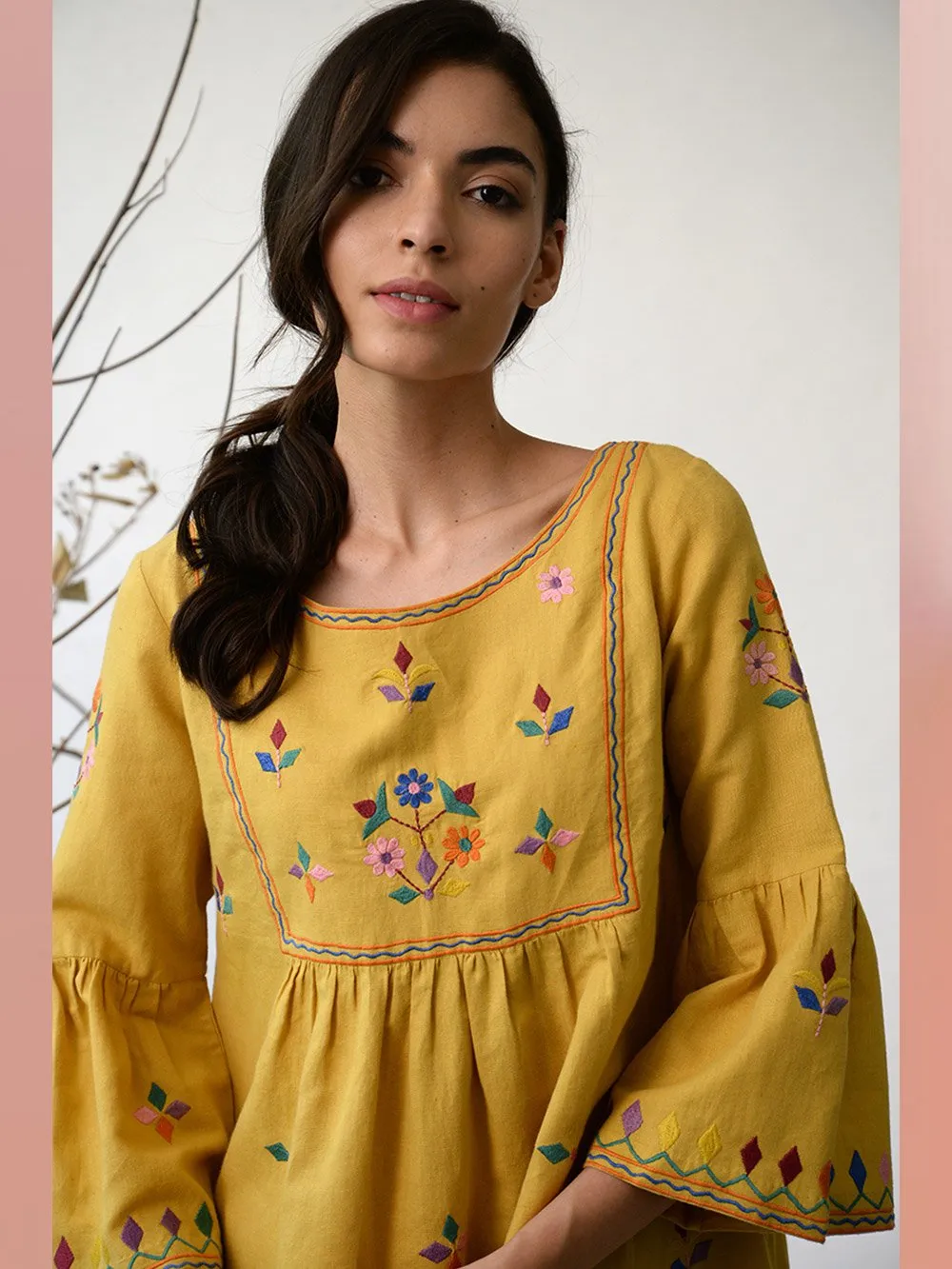 UMBAR by Payal Pratap   I   Dress Shakoor  I   A Flattering Summer Silhouette With Peplum Sleeves And Special Thread Embroidery Patterns From The Kutch Region  I  Wear During The Day Or At Your Perfect Holiday Getaway In The Night Too